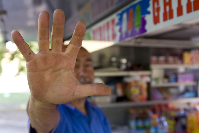 © Niccol de Mojana  Filippo Ceredi, 2009, Milano, U-mani - Enzo. Venditore ambulante di bibite e gelati, calabrese, trasferito a Milano allet di 17 anni