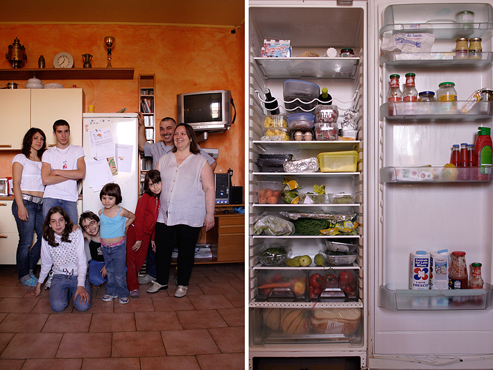 © Ambra Zeni, 2007, Milano, Famiglia che vai Frigo che trovi - Debora, Luciano, Giulia, Luca, Greta, Paola, Aurora e Francesca - MARRIED WITH CHILDREN